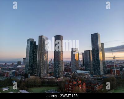 Aus der Luft des Deansgate Square Manchester UK in der blauen Zone kurz vor Sonnenaufgang. Deansgate Square South Tower. Stockfoto