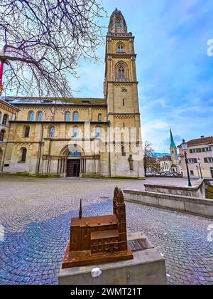 Das kleine Metallmodell von Grossmunster auf dem Platz vor der Kirche, Zürich, Schweiz Stockfoto