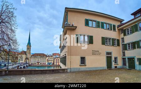 Panorama auf der atemberaubenden Kirche Fraumunster am Ufer der Limmat vom Großmunsterplatz, Zürich, Schweiz Stockfoto