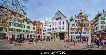 ZÜRICH, SCHWEIZ - 3. APRIL 2022: Straßenkünstler macht riesige Seifenblasen auf dem Hechtplatz, am 3. April in Zürich Stockfoto