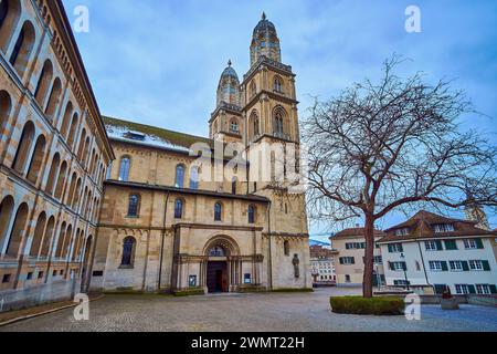 Atemberaubende Grossmunster Kirche mit zwei Glockentürmen und der Eingang am Zwingliplatz, Zürich, Schweiz Stockfoto