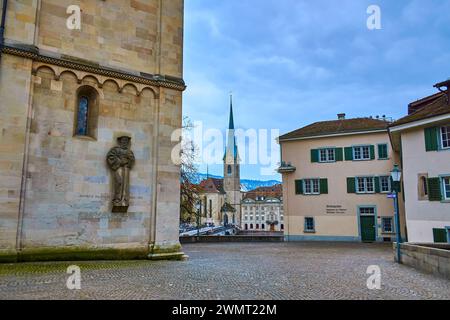 Das steinerne Basrelief von Heinrich Bullinger an der Mauer von Grossmunster, Zürich, Schweiz Stockfoto