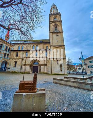 Das kleine Metallmodell von Grossmunster auf dem Platz vor der Kirche, Zürich, Schweiz Stockfoto