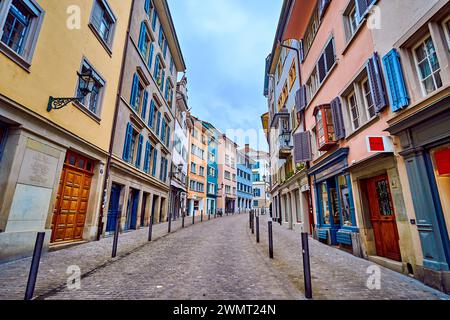 ZÜRICH, SCHWEIZ - 3. APRIL 2022: Der mittelalterliche Neumarkt ist das Herz der Altstadt, am 3. April in Zürich, Schweiz Stockfoto