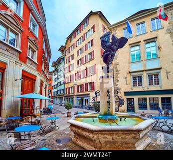 ZÜRICH, SCHWEIZ - 3. APRIL 2022: Nike Springbrunnen in der Neumarkt Straße, am 3. April in Zürich, Schweiz Stockfoto