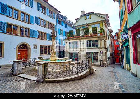 ZÜRICH, SCHWEIZ - 3. APRIL 2022: Malerischer Napfbrunnen-Brunnen am kleinen Spiegelgasse platz, am 3. April in Zürich, Schweiz Stockfoto