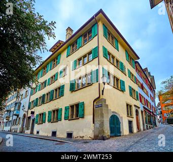 Die Ecke mittelalterliches Haus in der Spiegelgasse und Unteren Zaune Straße, Zürich, Schweiz Stockfoto