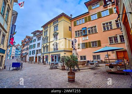 ZÜRICH, SCHWEIZ - 3. APRIL 2022: Nike Springbrunnen in der Neumarkt Straße, am 3. April in Zürich, Schweiz Stockfoto