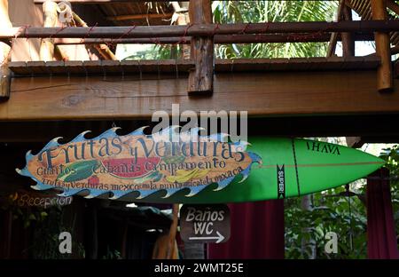 Schilder für Unterkunft und Badezimmer im La Punta Gebiet in Puerto Escondido, Oaxaca, Mexiko Stockfoto