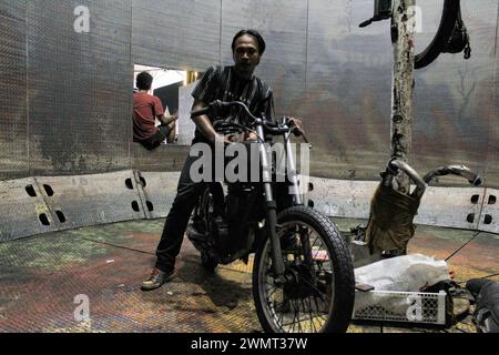 Medan, Nord-Sumatra, Indonesien. Februar 2024. Denni führt Attraktionen im Teufelsfass auf. (Credit Image: © Kartik Byma/SOPA Images via ZUMA Press Wire) NUR REDAKTIONELLE VERWENDUNG! Nicht für kommerzielle ZWECKE! Stockfoto