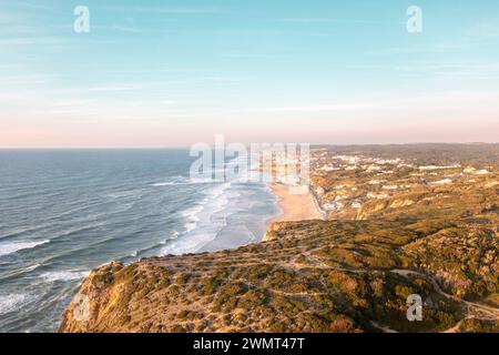 Sonnenuntergang am Strand Praia Grande, Portugal. Wunderschöner Sonnenuntergang am portugiesischen Strand Praia Grande in Portugal. Strand von Praia Grande. Blick auf den Atlantikstrand und die großen Wellen. Colares, Sintra, Portugal. Stockfoto