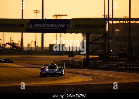 06 ESTRE Kevin (fra), LOTTERER Andre (ger), VANTHOOR Laurens (bel), Porsche Penske Motorsport, Porsche 963 #06, Aktion während des Prologs der FIA-Weltmeisterschaft 2024 vom 24. bis 26. Februar 2024 auf dem Losail International Circuit in Lusail, Katar Stockfoto