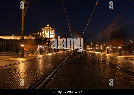 Blick vom Oberdeck der D. Luiz I Brücke nach Serra do Pilar. Vila Nova de Gaia, Porto, Portugal. Lange Belichtung. Stockfoto