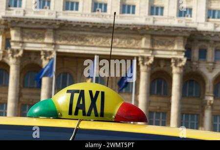 Bukarest, Rumänien - 27. Februar 2024: Mehrere hundert Taxifahrer aus dem ganzen Land protestieren vor dem rumänischen Parlament gegen Fahrgemeinschaftsplattformen wie UBER und Bold und fordern die Änderung des Gesetzes, das ihren Betrieb regelt. Quelle: Lucian Alecu/Alamy Live Stockfoto