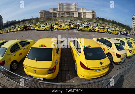 Bukarest, Rumänien - 27. Februar 2024: Mehrere hundert Taxifahrer aus dem ganzen Land protestieren vor dem rumänischen Parlament gegen Fahrgemeinschaftsplattformen wie UBER und Bold und fordern die Änderung des Gesetzes, das ihren Betrieb regelt. Quelle: Lucian Alecu/Alamy Live Stockfoto