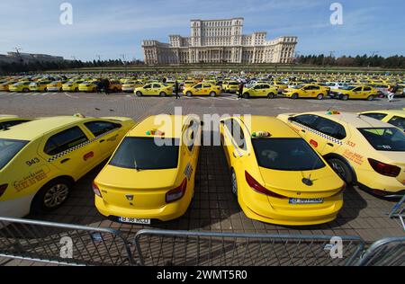 Bukarest, Rumänien - 27. Februar 2024: Mehrere hundert Taxifahrer aus dem ganzen Land protestieren vor dem rumänischen Parlament gegen Fahrgemeinschaftsplattformen wie UBER und Bold und fordern die Änderung des Gesetzes, das ihren Betrieb regelt. Quelle: Lucian Alecu/Alamy Live Stockfoto