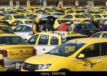 Bukarest, Rumänien - 27. Februar 2024: Mehrere hundert Taxifahrer aus dem ganzen Land protestieren vor dem rumänischen Parlament gegen Fahrgemeinschaftsplattformen wie UBER und Bold und fordern die Änderung des Gesetzes, das ihren Betrieb regelt. Quelle: Lucian Alecu/Alamy Live Stockfoto