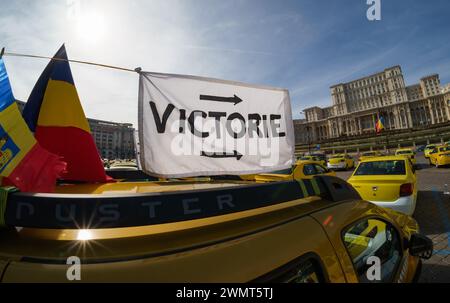 Bukarest, Rumänien - 27. Februar 2024: Mehrere hundert Taxifahrer aus dem ganzen Land protestieren vor dem rumänischen Parlament gegen Fahrgemeinschaftsplattformen wie UBER und Bold und fordern die Änderung des Gesetzes, das ihren Betrieb regelt. Quelle: Lucian Alecu/Alamy Live Stockfoto