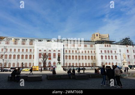 Bukarest, Rumänien - 27. Februar 2024: Restaurierungsarbeiten an den Fassaden des Palastes der Universität Bukarest. Die im März 2022 begonnene Sanierung und Konsolidierung des Gebäudes wird über fünf Jahre dauern. Der Palast der Universität Bukarest, der zwischen 1857-1869 nach den Plänen des Architekten Alexandru Orascu erbaut wurde, ist als architektonisches Denkmal klassifiziert. Quelle: Lucian Alecu/Alamy Live Stockfoto