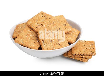 Getreidecracker mit Flachs- und Sesamsamen in einer Schüssel isoliert auf weiß Stockfoto