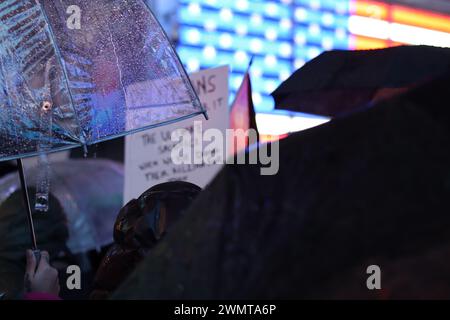 Mahnwache für Aaron Bushnell in der Rekrutierungsstation der US-Streitkräfte am Times Square. New York City, Usa, 27. Februar 2024 Robert Balli / Alamy Live News Stockfoto