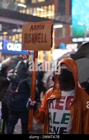 Mahnwache für Aaron Bushnell in der Rekrutierungsstation der US-Streitkräfte am Times Square. New York City, Usa, 27. Februar 2024 Robert Balli / Alamy Live News Stockfoto