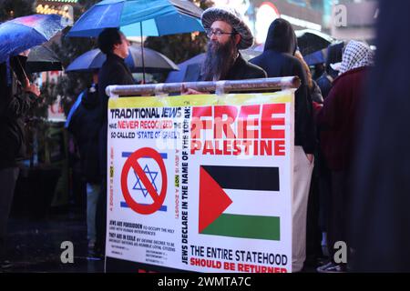 Mahnwache für Aaron Bushnell in der Rekrutierungsstation der US-Streitkräfte am Times Square. New York City, Usa, 27. Februar 2024 Robert Balli / Alamy Live News Stockfoto