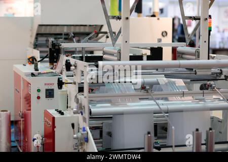 T-Shirt-Tasche aus Plastik, die Maschine aus der Nähe herstellt. Selektiver Fokus. Stockfoto