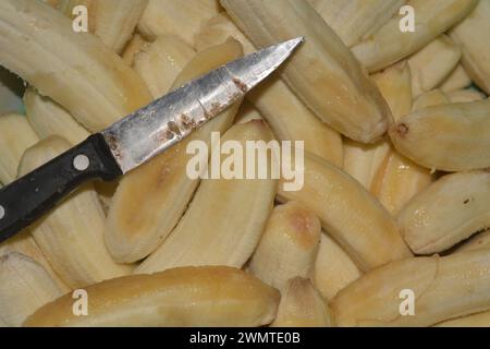 Foto von Bananen, die in heißem Öl frittiert werden, knusprige Bananen in Mehl Stockfoto