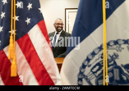 Innenminister James besucht geschickt das NYPD-Hauptquartier in New York, wo er sich während seines eintägigen Besuchs in der US-Stadt mit dem Polizeikommissar Edward Caban traf, wo er zuvor eine Rede über illegale Einwanderung hielt. Bilddatum: Dienstag, 27. Februar 2024. Stockfoto