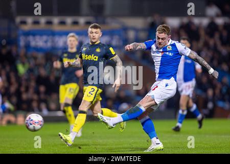 Blackburn, Großbritannien. Februar 2024. Blackburn, England, 28. Februar 2024 Sammie Szmodics von Blackburn Shoots während des FA Cup Fußballspiels zwischen Blackburn Rovers und Newcastle United im Elwood Park in Blackburn, England. (Richard Callis/SPP) Credit: SPP Sport Press Photo. /Alamy Live News Stockfoto