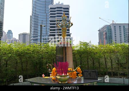 Ein Schrein, der Jatulokbal gewidmet ist, eine zusammengesetzte thailändische Ikonographie der 4 Lokapalas oder Wächter der Kardinalrichtungen, die hier in einem Einkaufszentrum in Bangkok zu sehen sind Stockfoto