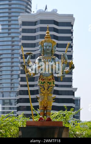 Eine blau-goldene Statue von Jatulokbal, eine zusammengesetzte thailändische Ikonographie der 4 Lokapalas oder Wächter der Kardinalrichtungen, in einem Bangkok-Schrein Stockfoto