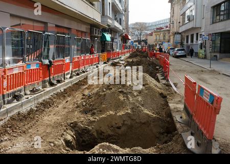 Bukarest, Rumänien - 27. Februar 2024: Reparaturstelle für Versorgungseinrichtungen und Infrastrukturanlagen entlang des D.I. Mendeleev Straße. Quelle: Lucian Alecu/Alamy Live Stockfoto