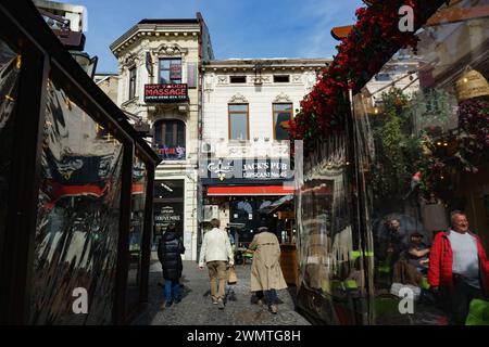 Bukarest, Rumänien - 27. Februar 2024: Touristen am beliebtesten Ort der Altstadt von Bukarest, an der Kreuzung von Lipscani und Smardan Straßen, bekannt für sein malerisches Aussehen mit Gebäuden mit schöner Architektur und seinen vielen Restaurants und Clubs. Quelle: Lucian Alecu/Alamy Live Stockfoto