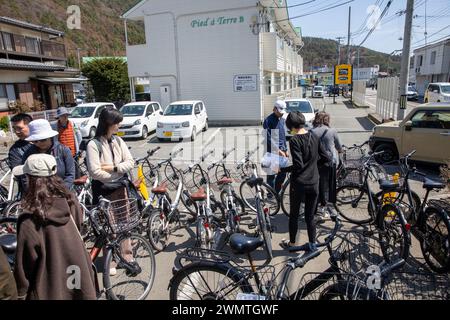 Fujikawaguchiko, Yamanashi, Japan, Touristen mieten Fahrräder in einem Fahrradgeschäft in der Stadt, um die Gegend um den Fuji, Japan, Asien, 2023 zu erkunden Stockfoto