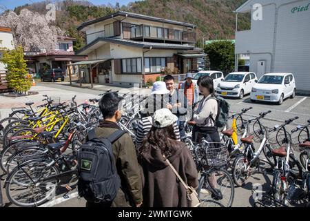 Fujikawaguchiko, Yamanashi, Japan, Touristen mieten Fahrräder in einem Fahrradgeschäft in der Stadt, um die Gegend um den Fuji, Japan, Asien, 2023 zu erkunden Stockfoto