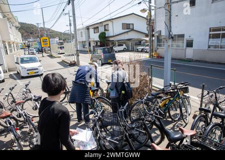 Fujikawaguchiko, Yamanashi, Japan, Touristen mieten Fahrräder in einem Fahrradgeschäft in der Stadt, um die Gegend um den Fuji, Japan, Asien, 2023 zu erkunden Stockfoto