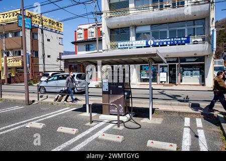 Fujikawaguchiko Stadt in Fuji fünf Seen, mit öffentlichem Ladegerät für Elektrofahrzeuge, Japan, Asien, 2023 Stockfoto