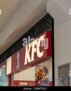 Banska Bystrica, Slowakei - 5. September 2021 : KFC-Fast-Food-Restaurant. Kentucky Fried Chicken Food Take-away-Geschäft. Stockfoto