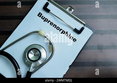 Das Konzept der Buprenorphinschrift auf Papierkram mit stehoskop isoliert auf hölzernem Hintergrund. Stockfoto