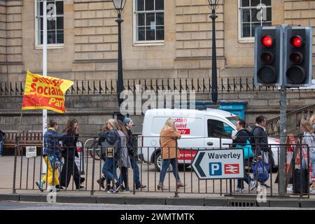 Schottische sozialistische Parteiflaggen und Banner vor dem Gebäude der National Records of scotland in Edinburgh, die für das unabhängige Schottland, Großbritannien, 2022 werben Stockfoto