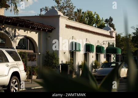 Rancho Santa Fe, Kalifornien, USA - 3. September 2022: Nachmittagslicht auf Gebäude im Stil einer Mission im historischen Stadtzentrum von Rancho Santa Fe. Stockfoto