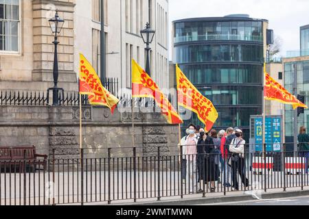 Schottische sozialistische Parteiflaggen und Banner vor dem Gebäude der National Records of scotland in Edinburgh, die für das unabhängige Schottland, Großbritannien, 2022 werben Stockfoto