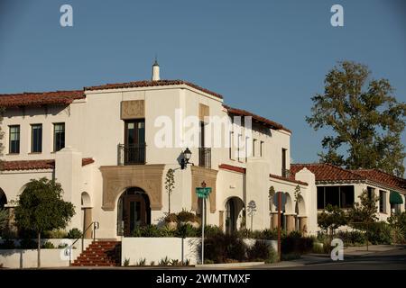 Rancho Santa Fe, Kalifornien, USA - 3. September 2022: Nachmittagslicht auf Gebäude im Stil einer Mission im historischen Stadtzentrum von Rancho Santa Fe. Stockfoto