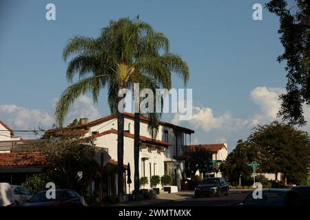 Rancho Santa Fe, Kalifornien, USA - 3. September 2022: Nachmittagslicht auf Gebäude im Stil einer Mission im historischen Stadtzentrum von Rancho Santa Fe. Stockfoto