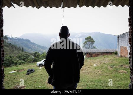 Bogota, Kolumbien. Februar 2024. Bewohner und Friedensunterzeichner der Gemeinde Palmitas, Antioquia, arbeiten am 25. Februar 2024 an der Anpassung des Landes für territoriale Verteidigung und Einheit der Gemeinschaft. Foto: Juan J. Eraso Credit: Long Visual Press/Alamy Live News Stockfoto