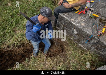 Bogota, Kolumbien. Februar 2024. Bewohner und Friedensunterzeichner der Gemeinde Palmitas, Antioquia, arbeiten am 25. Februar 2024 an der Anpassung des Landes für territoriale Verteidigung und Einheit der Gemeinschaft. Foto: Juan J. Eraso Credit: Long Visual Press/Alamy Live News Stockfoto