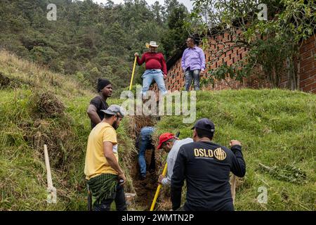 Bogota, Kolumbien. Februar 2024. Bewohner und Friedensunterzeichner der Gemeinde Palmitas, Antioquia, arbeiten am 25. Februar 2024 an der Anpassung des Landes für territoriale Verteidigung und Einheit der Gemeinschaft. Foto: Juan J. Eraso Credit: Long Visual Press/Alamy Live News Stockfoto