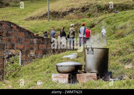 Bogota, Kolumbien. Februar 2024. Bewohner und Friedensunterzeichner der Gemeinde Palmitas, Antioquia, arbeiten am 25. Februar 2024 an der Anpassung des Landes für territoriale Verteidigung und Einheit der Gemeinschaft. Foto: Juan J. Eraso Credit: Long Visual Press/Alamy Live News Stockfoto